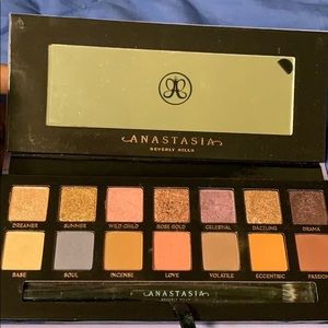Norvina Palette (Gently Used)